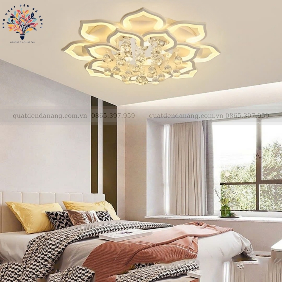 Đèn Ốp Trần Cánh Sen Thả Pha Lê