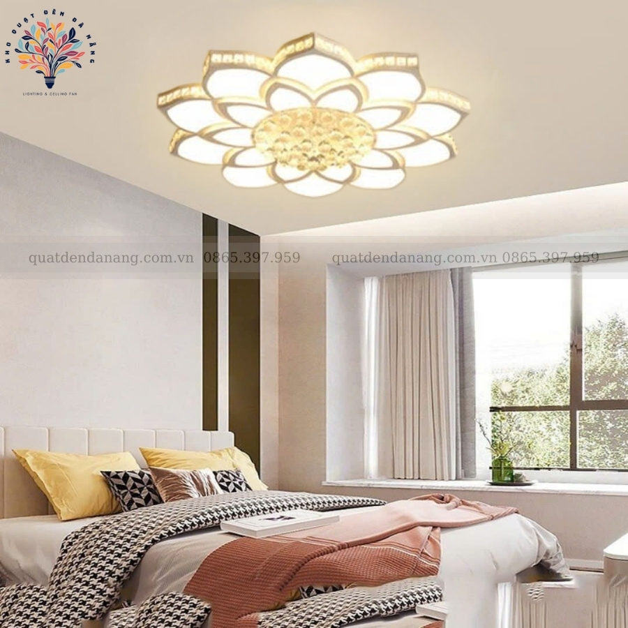 Đèn Ốp Trần Cánh Sen Hộp Pha Lê
